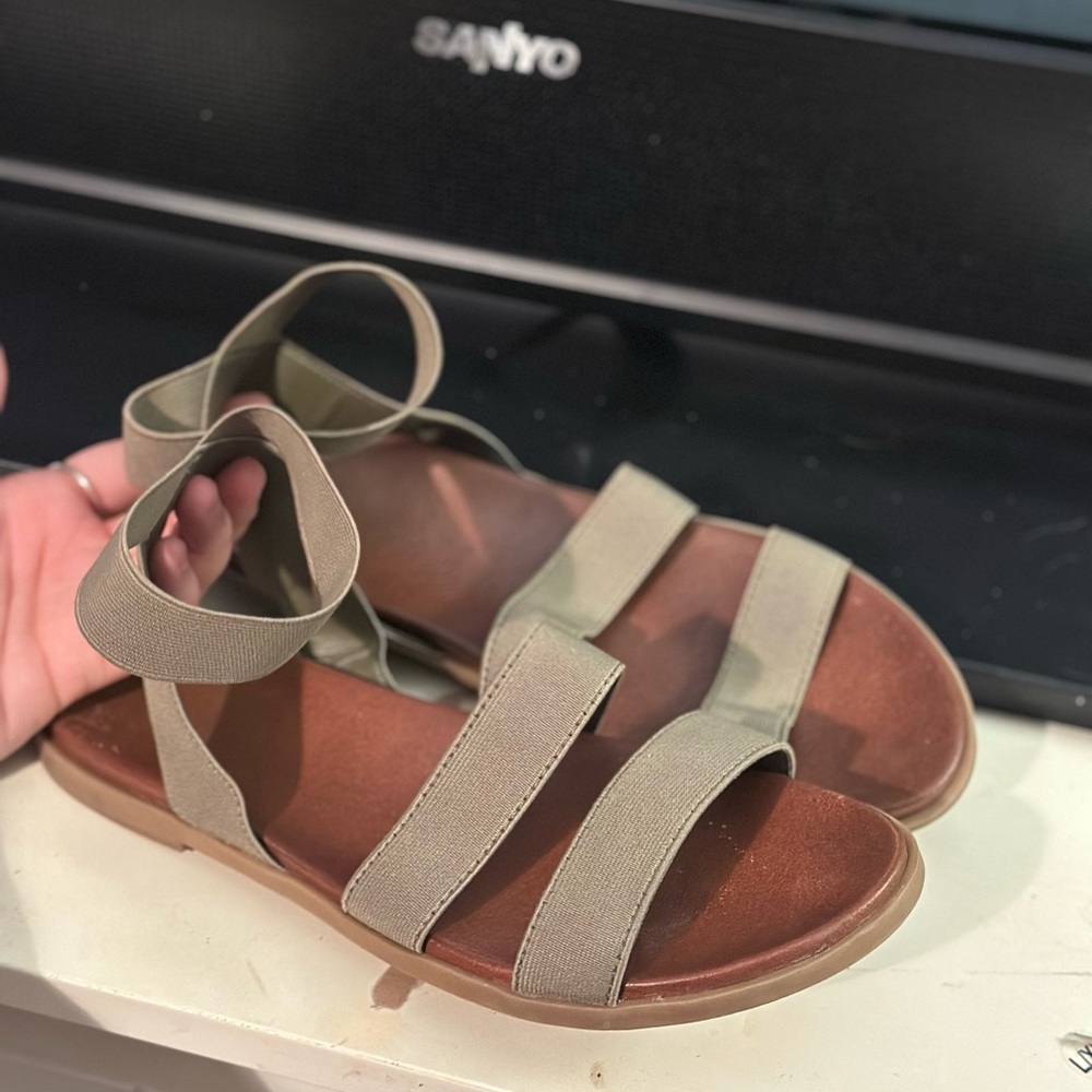 Universal thread sandals